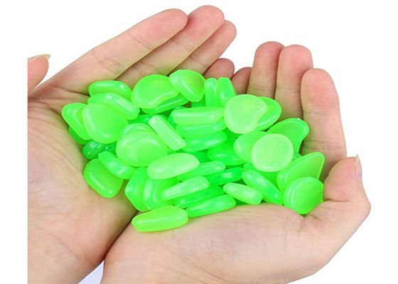Phát sáng vô hại trong những viên sỏi tối để trang trí sân