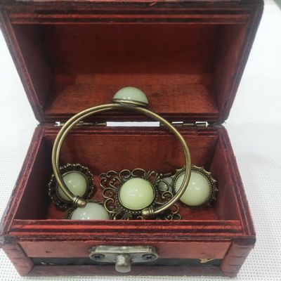 Phát sáng trong bộ trang sức bằng nhựa tối màu với hoa văn thời trang