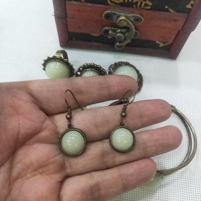 Phát sáng trong bộ trang sức bằng nhựa tối màu với hoa văn thời trang